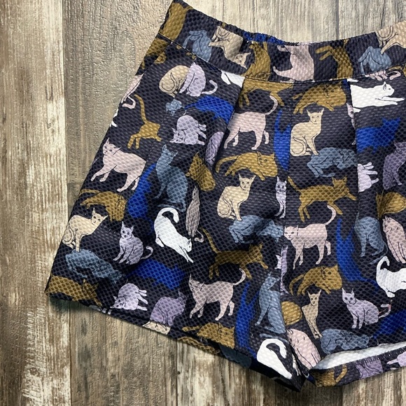 H&M High Waist Animal Print Shorts - Blue and Brown Size 6 - Picture 2 of 12